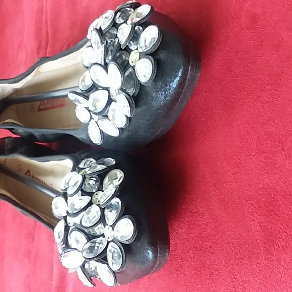 Modenpeak Spring and Summer Design Black with Crystal Accents Flats - Picture 4 of 5
